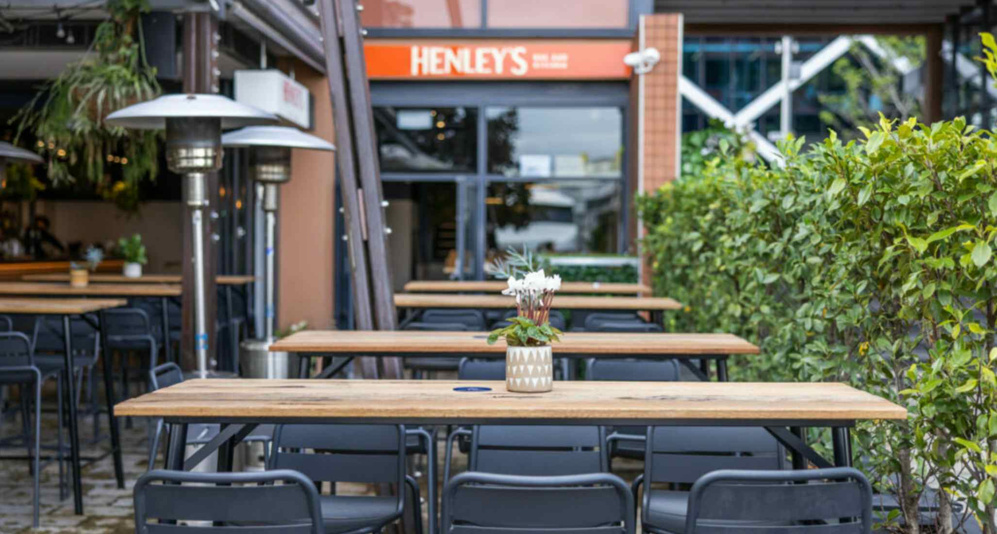 Beer Garden, Henley's Bar & Kitchen
